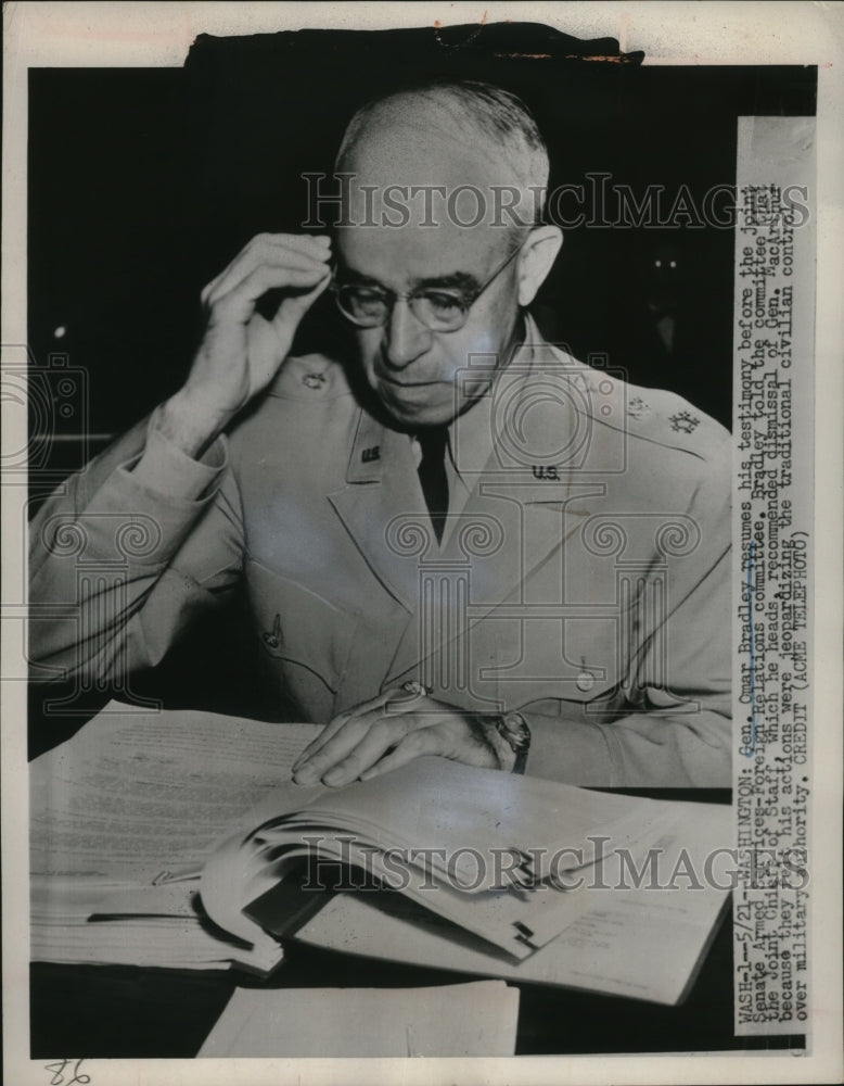 1951 Press Photo Gen. Bradley in a testimony in the MacArthur investigations