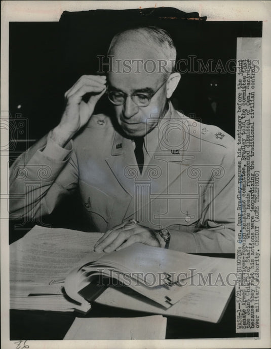 1951 Press Photo Gen. Bradley in a testimony in the MacArthur investigations