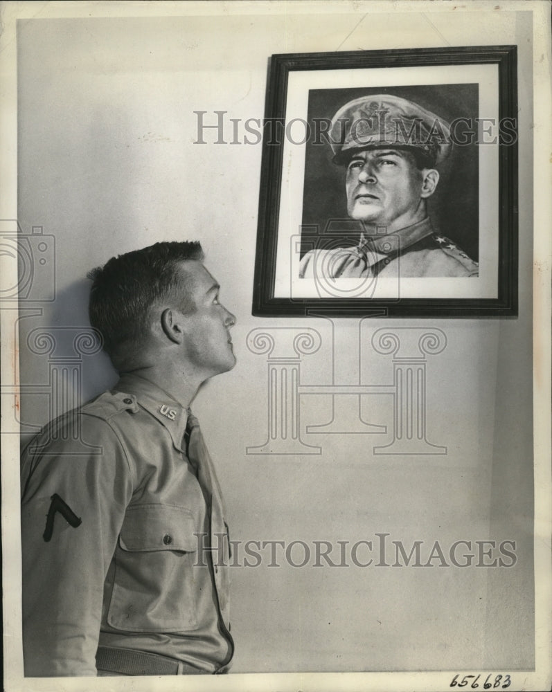 Load image into Gallery viewer, 1942 Press Photo Aviation Cadet William McArthur looks up Gen. MacArthur photo
