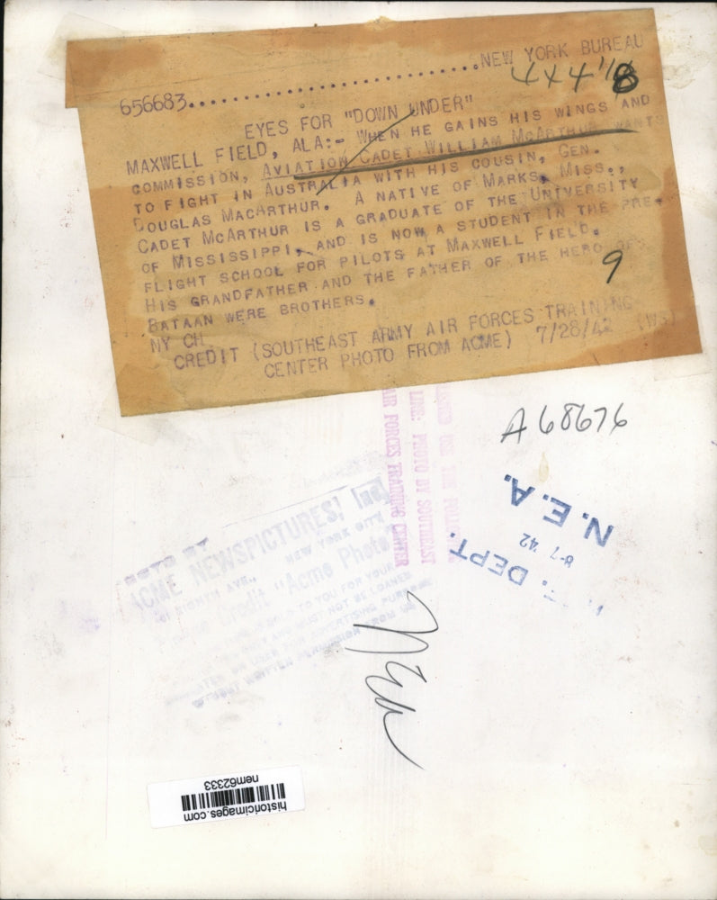 1942 Press Photo Aviation Cadet William McArthur looks up Gen. MacArthur photo