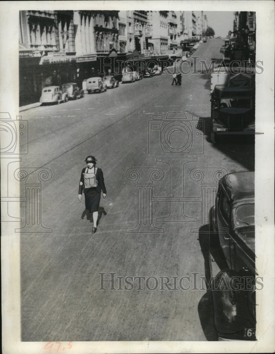1942 Press Photo An Air Raid Precautions Warden in a deserted Bourke Street