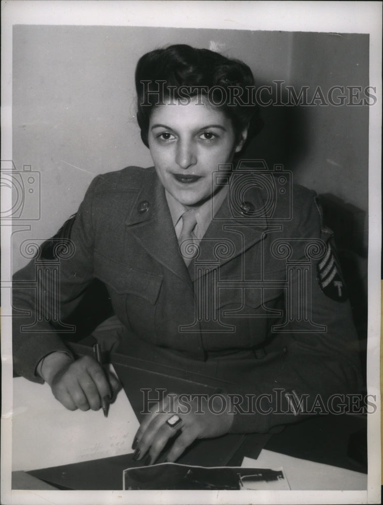 Load image into Gallery viewer, 1945 Press Photo Kanneli Koulouvaris calls off wedding with Captain Carl Schultz

