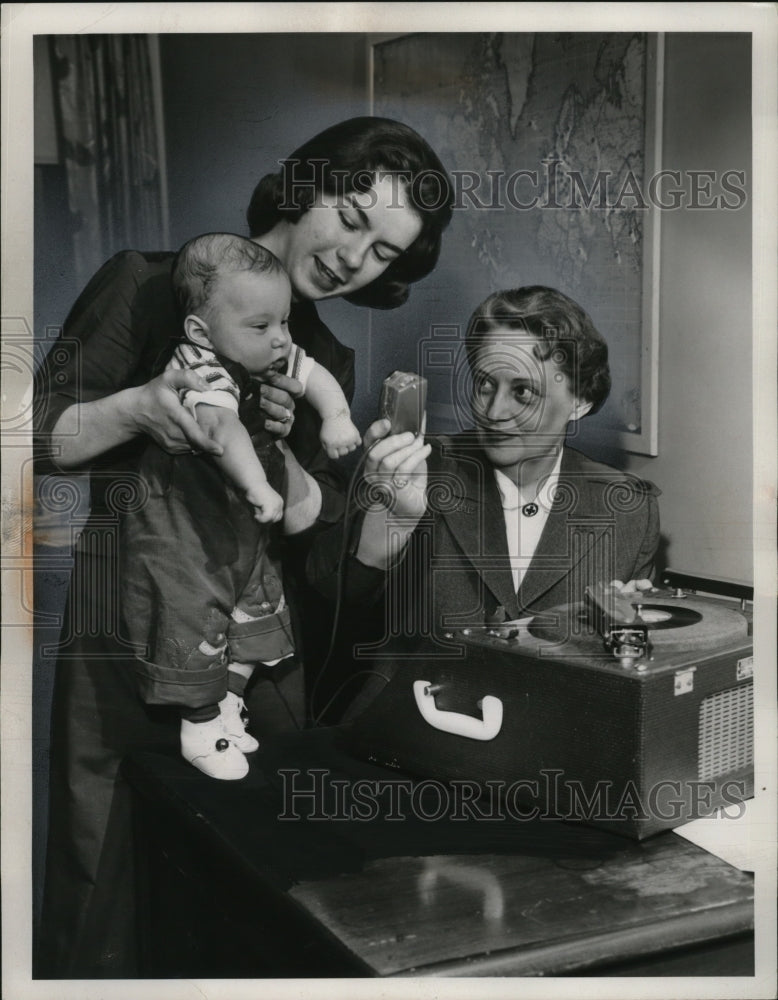Load image into Gallery viewer, 1957 Press Photo Mrs. Franklin D Smith and son Daniel with Mrs.Walter E. Seeleg

