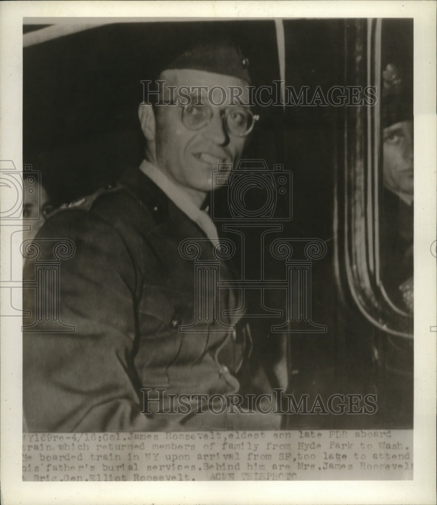 1945 Press Photo Colonel James Roosevelt came late for father's burial services