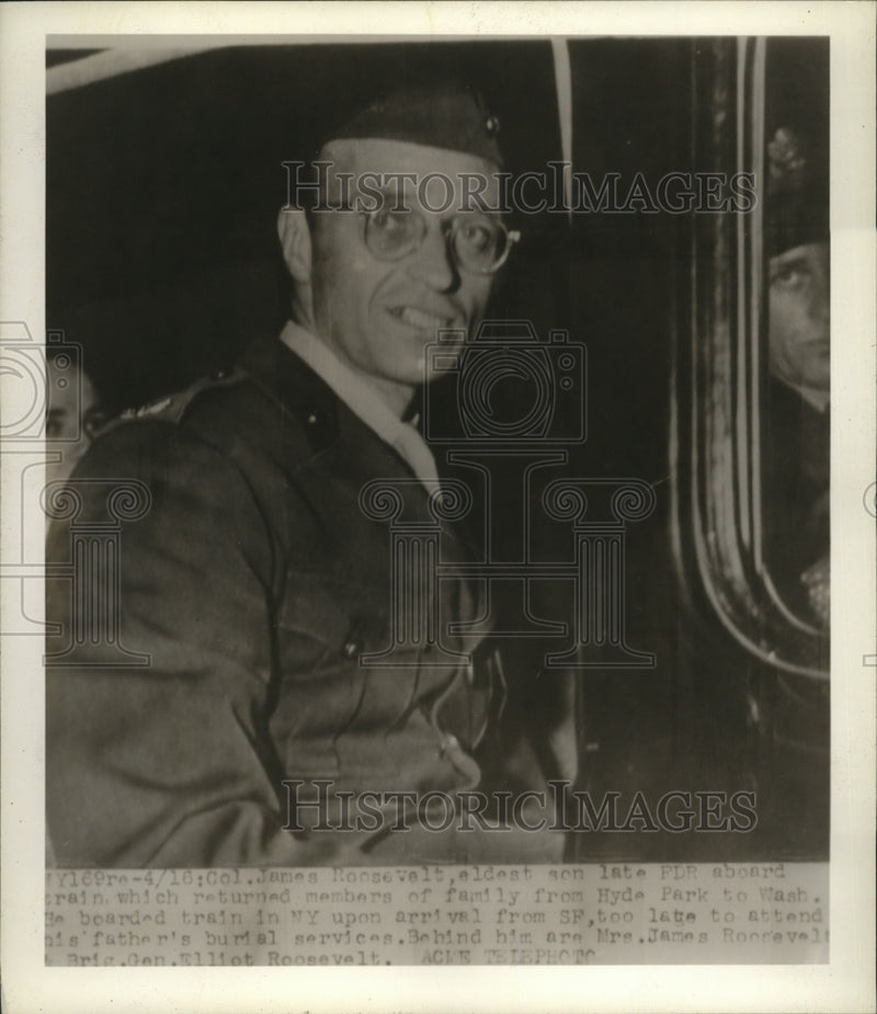 Load image into Gallery viewer, 1945 Press Photo Colonel James Roosevelt came late for father's burial services
