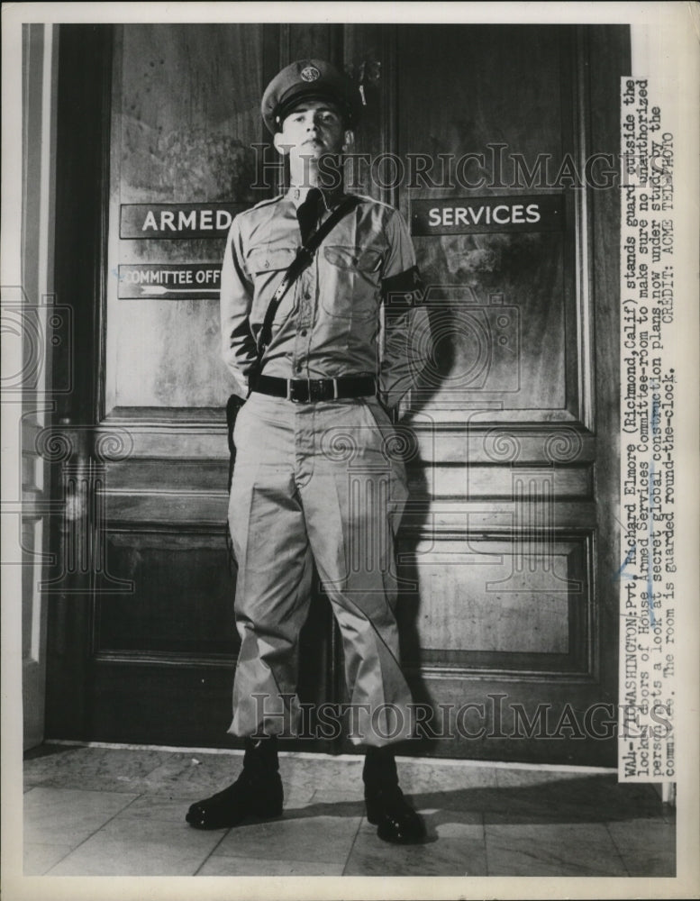 1951 Press Photo Private Richard Elmore guards the Armed Services Committee Room