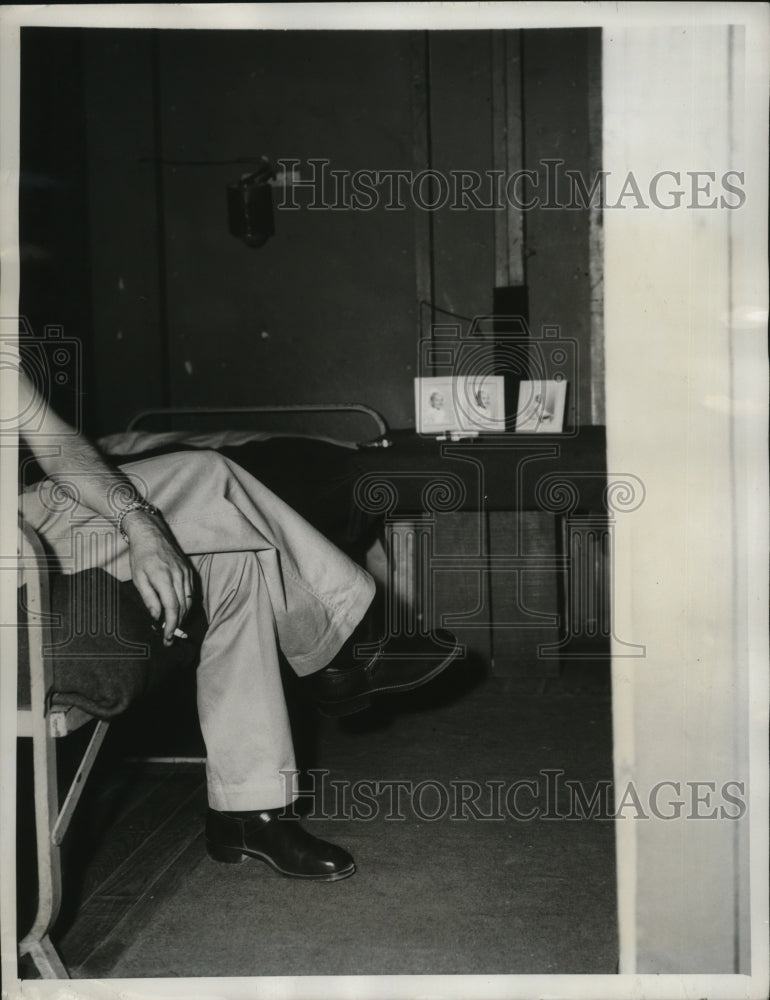 1947 Press Photo Officer prisoner sits in his room at Prison Camp in Italy