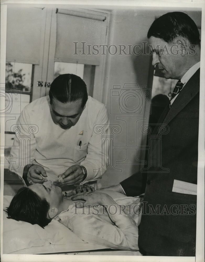 1941 Press Photo doctors work over jockey Earl Dew before his death, Caliente CA- Historic Images