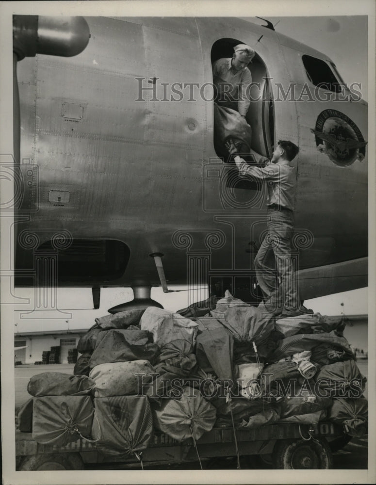 Load image into Gallery viewer, 1946 Press Photo Giant 4 Engine Naval Air Transport Plane at Oakland Airport
