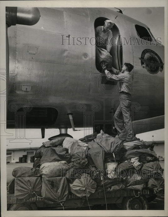 1946 Press Photo Giant 4 Engine Naval Air Transport Plane at Oakland Airport
