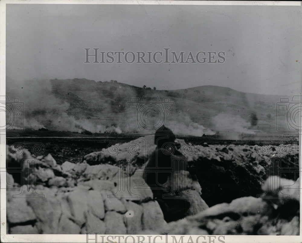 1944 Press Photo Marine sharpshooter watches the Japanese burning vehicle