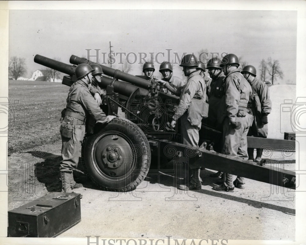 1943 Press Photo United Auto Workers learn how to use munitions at Army Camp