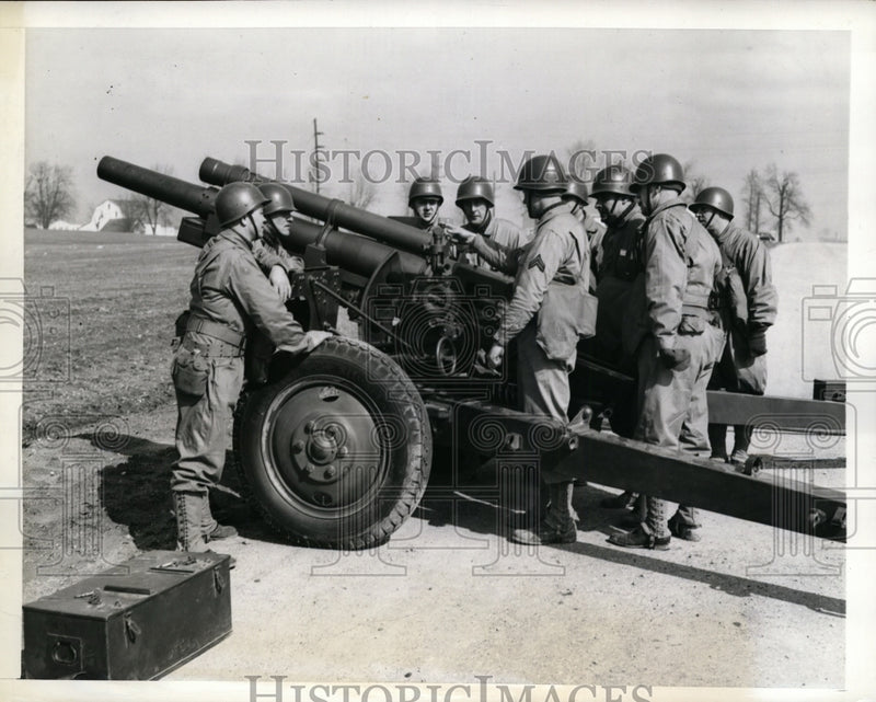 Load image into Gallery viewer, 1943 Press Photo United Auto Workers learn how to use munitions at Army Camp
