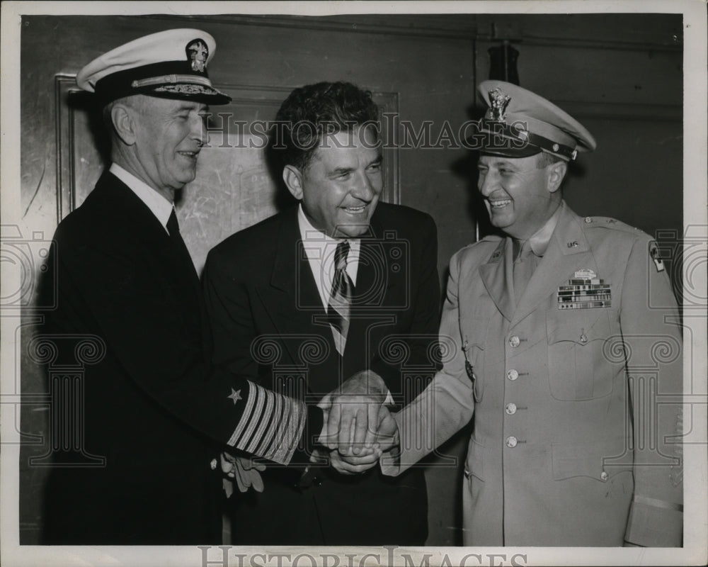 1946 Press Photo Admiral King smiles with Governor Lausche and Governor Robert