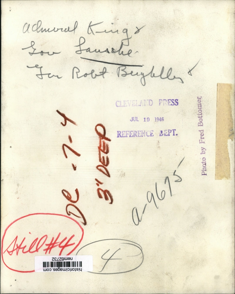 1946 Press Photo Admiral King smiles with Governor Lausche and Governor Robert