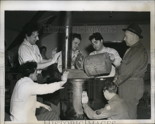 1946 Press Photo Cab Caravan members gathers around the stove at Camp Simms