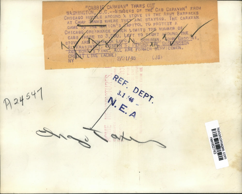 1946 Press Photo Cab Caravan members gathers around the stove at Camp Simms