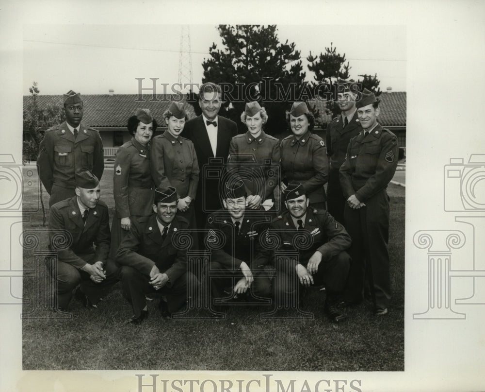 1953 Press Photo Ohio's Governor Frank J. Lausch on vacation tour of Monterey