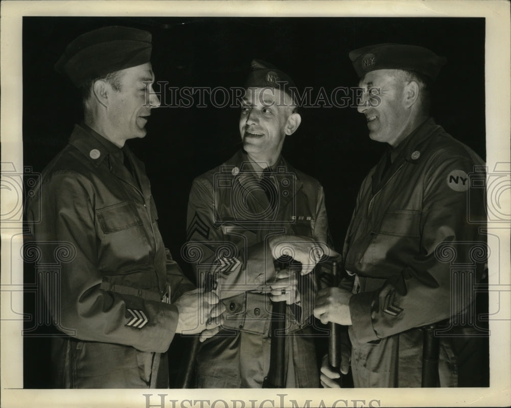 1941 Press Photo War Veterans chat during rest period on the Armory Floor