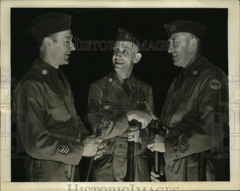 Load image into Gallery viewer, 1941 Press Photo War Veterans chat during rest period on the Armory Floor
