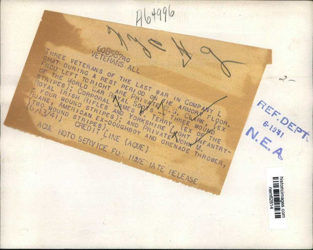 1941 Press Photo War Veterans chat during rest period on the Armory Floor