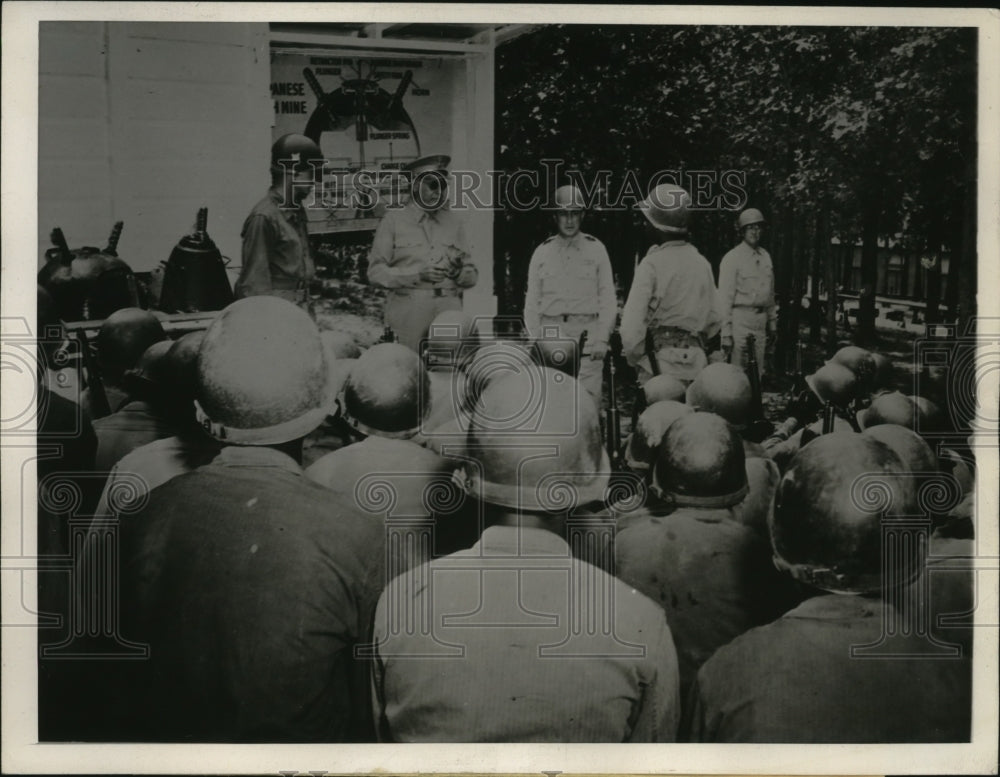 1945 Press Photo General Eugene Reybold conducts a training at Fort Wood