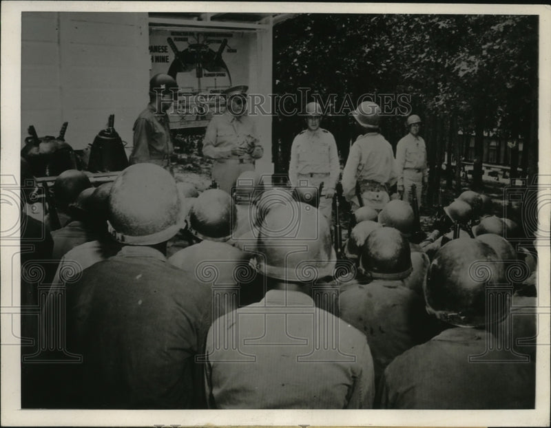 Load image into Gallery viewer, 1945 Press Photo General Eugene Reybold conducts a training at Fort Wood
