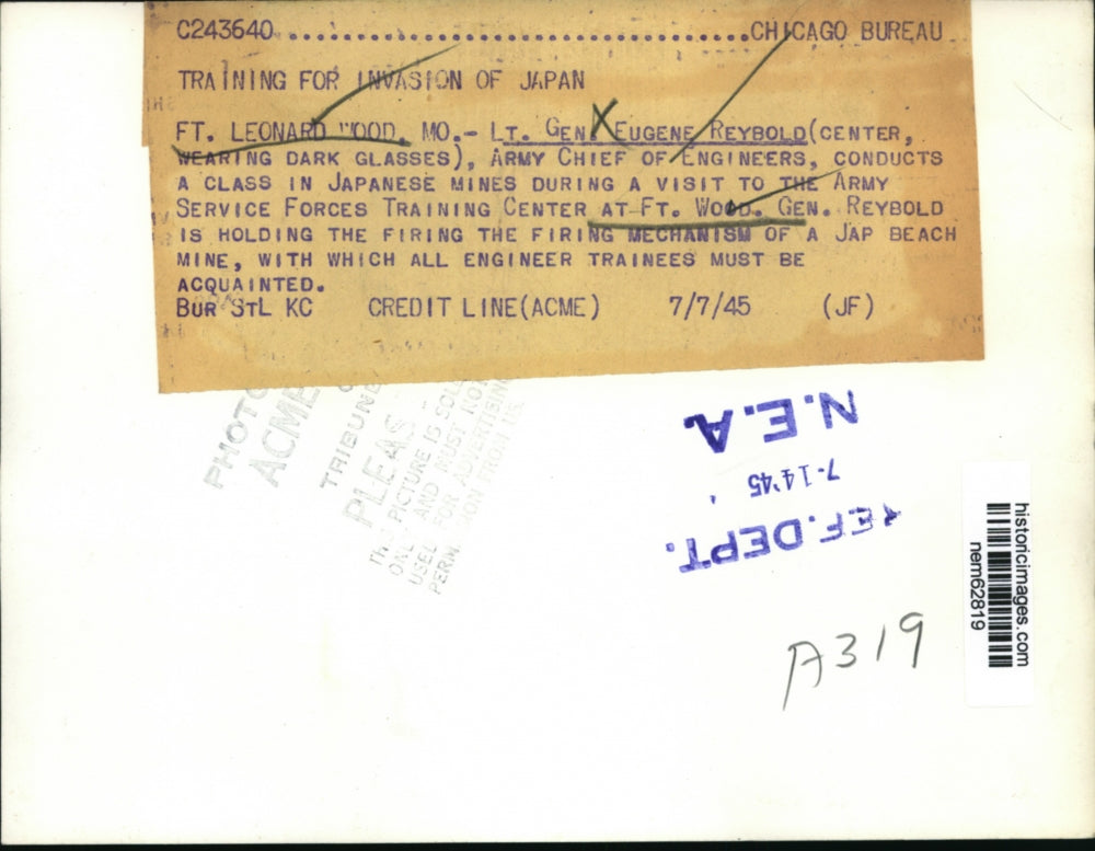 1945 Press Photo General Eugene Reybold conducts a training at Fort Wood