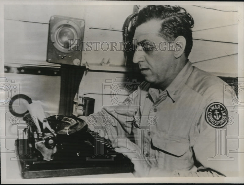 Load image into Gallery viewer, 1944 Press Photo Last Picture of Raymond Clapper, Died in S. Pacific Plane Crash
