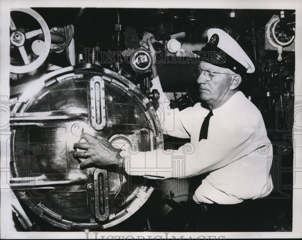 1959 Press Photo U.S Navy Torpedo man John Eugene Hernandez maintain Iron Lungs