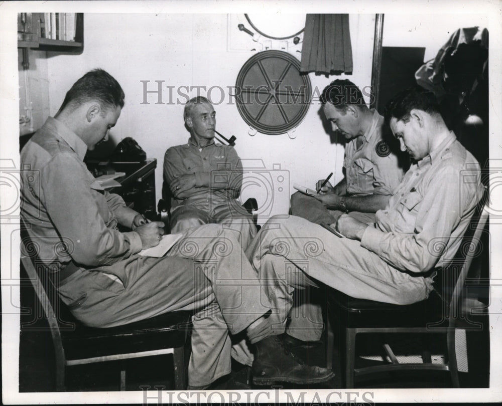 1944 Press Photo Central Pacific head John Hoover talks with War Correspondents