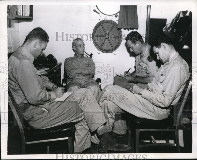Load image into Gallery viewer, 1944 Press Photo Central Pacific head John Hoover talks with War Correspondents
