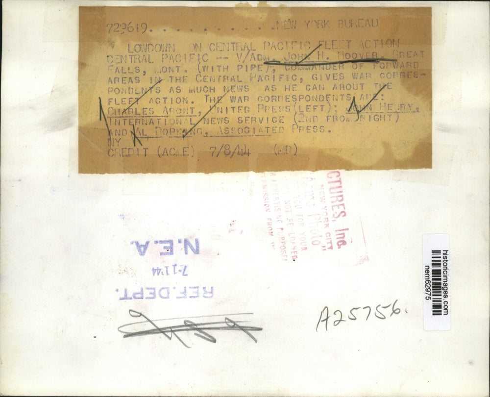 1944 Press Photo Central Pacific head John Hoover talks with War Correspondents