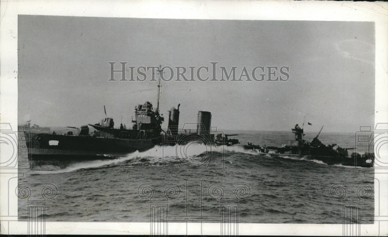 Load image into Gallery viewer, 1942 Press Photo American Destroyer ship searches for enemy forces on Pacific
