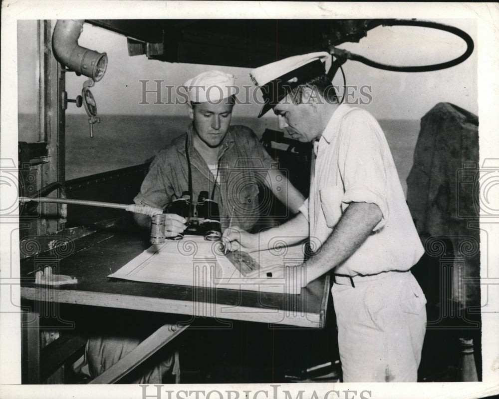1942 Press Photo American Soldiers plot course for Destroyer on Caribbean Patrol