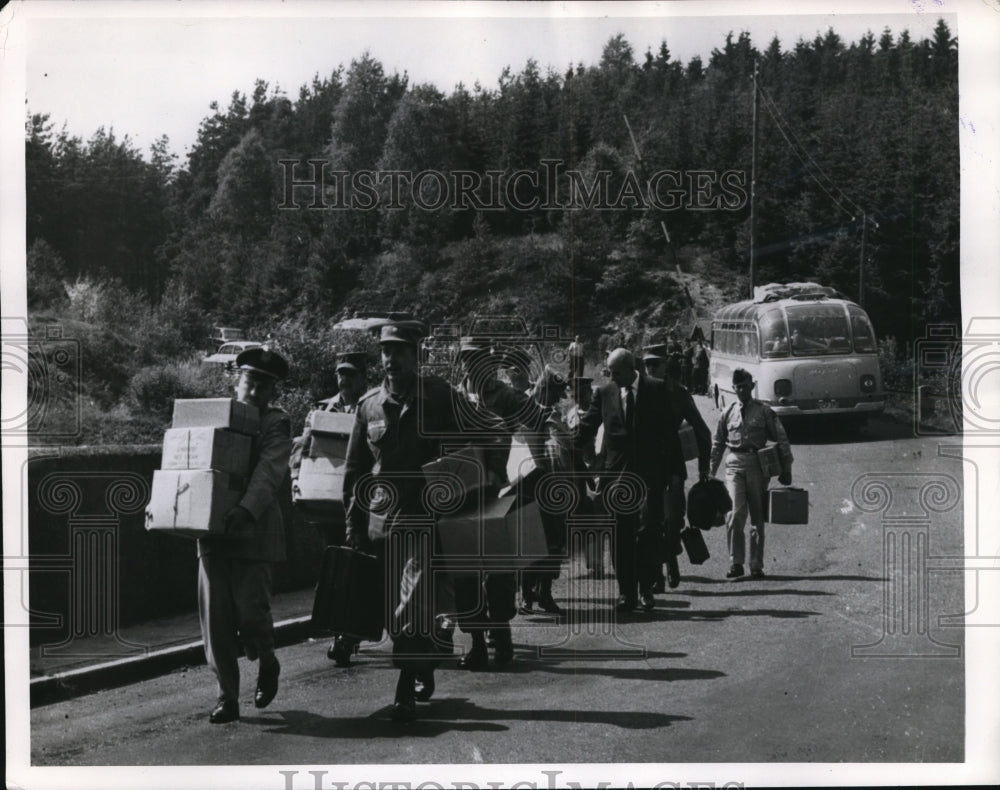 1958 Press Photo U.S. Army men and Passengers Walk to Freedom in East Germany