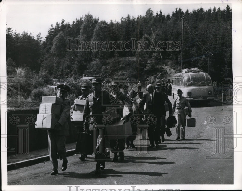 Load image into Gallery viewer, 1958 Press Photo U.S. Army men and Passengers Walk to Freedom in East Germany
