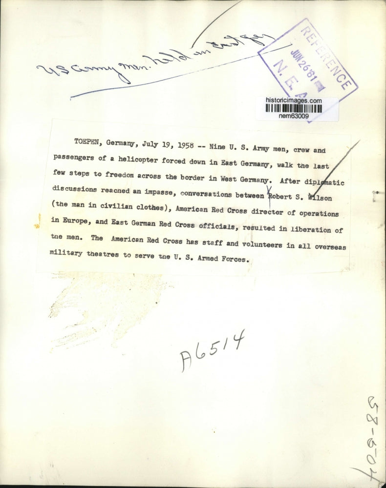 1958 Press Photo U.S. Army men and Passengers Walk to Freedom in East Germany