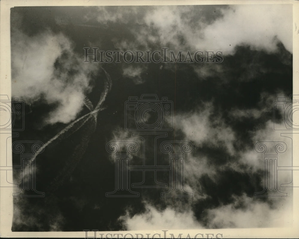 1942 Press Photo United States Air Corps planes maneuver over New Guinea Island