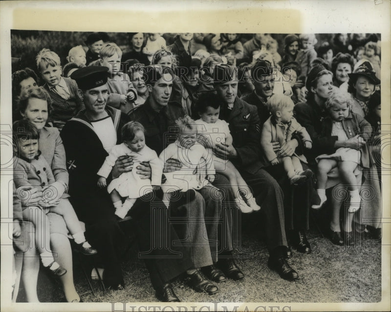 Load image into Gallery viewer, 1943 Press Photo Fighters hold their babies waiting for the judge's announcement
