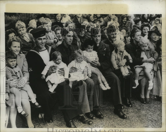 1943 Press Photo Fighters hold their babies waiting for the judge's announcement