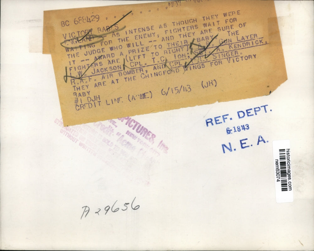 1943 Press Photo Fighters hold their babies waiting for the judge's announcement