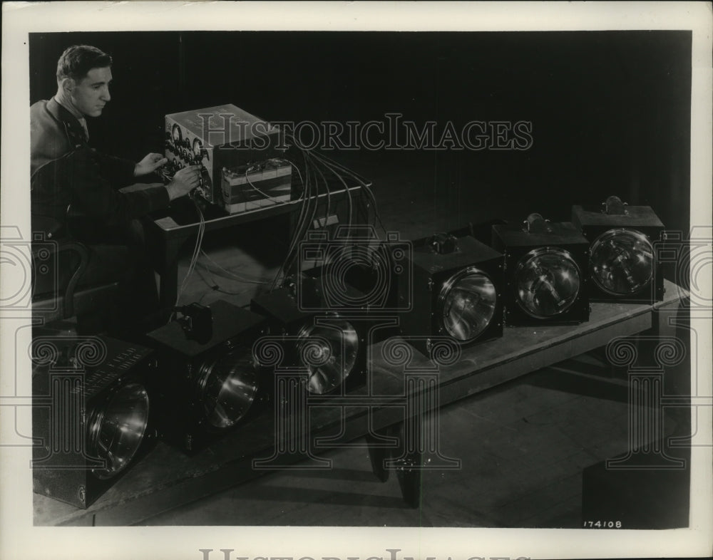1945 Press Photo Captain C. H. Coles at the control of the new microflash units