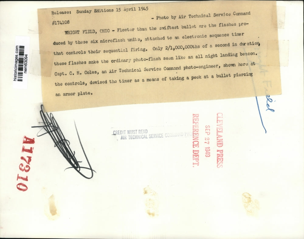 1945 Press Photo Captain C. H. Coles at the control of the new microflash units