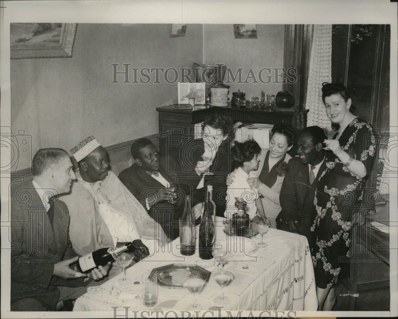 Load image into Gallery viewer, 1939 Press Photo Celebration of Colonial Chieftain Visit to Paris - nem63347
