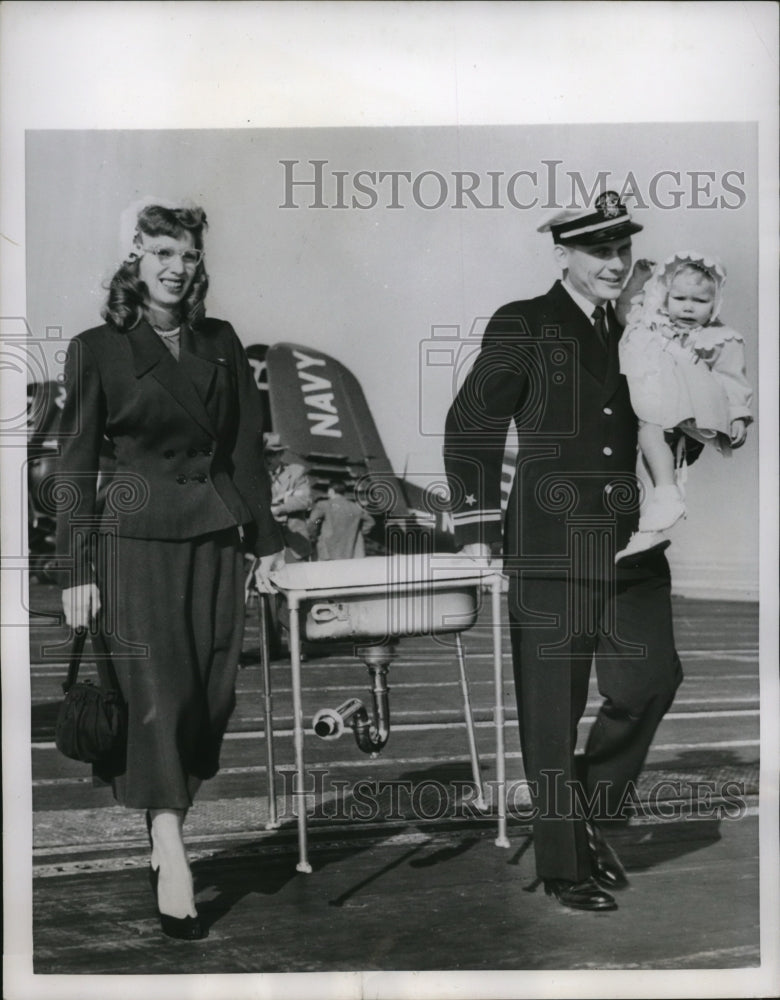 Load image into Gallery viewer, 1952 Press Photo Lt. Carl Austin holding a sink with wife, Peggy and Jacqueline
