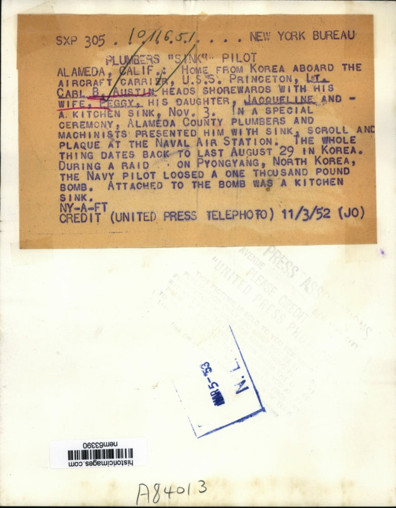 1952 Press Photo Lt. Carl Austin holding a sink with wife, Peggy and Jacqueline