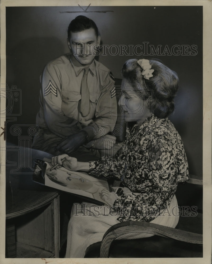 1944 Press Photo Betty Evans sketches her subject - nem63453