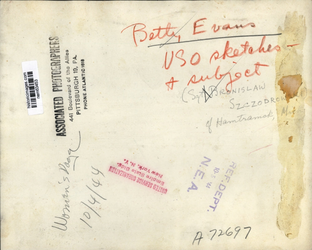 1944 Press Photo Betty Evans sketches her subject - nem63453