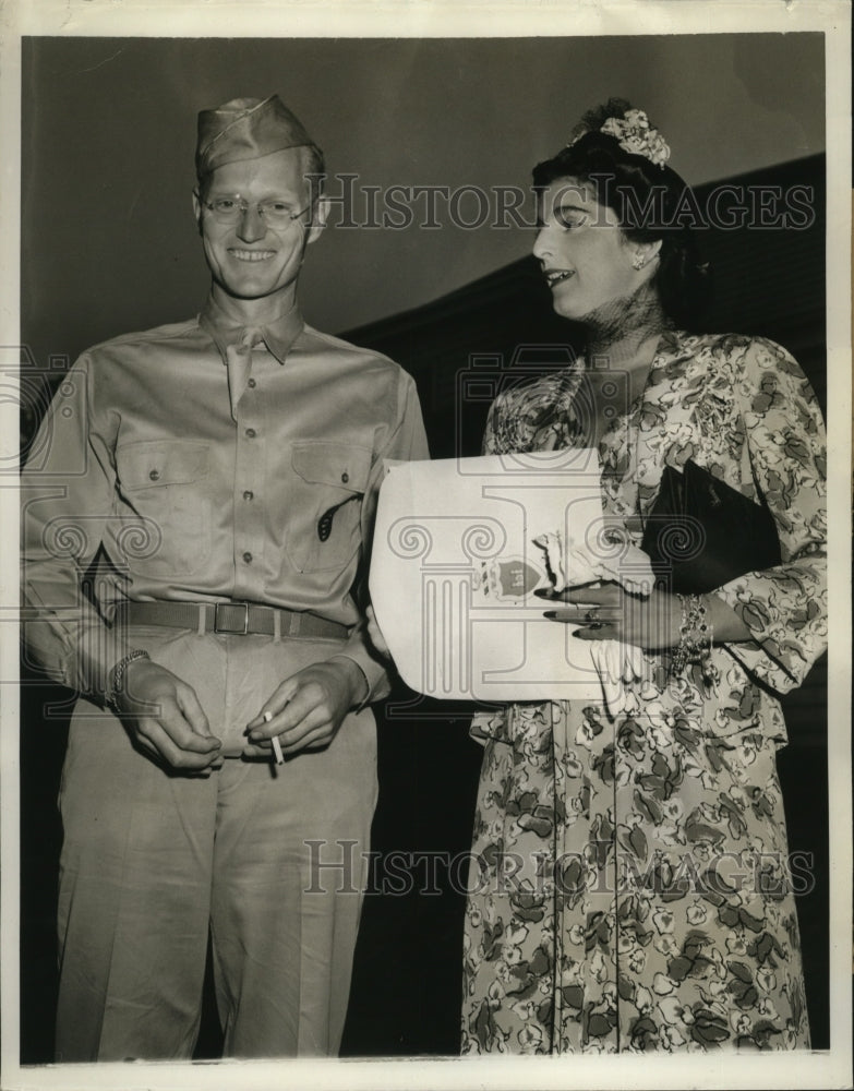 1942 Press Photo Francis Warren Pershing receives commission shown with wife